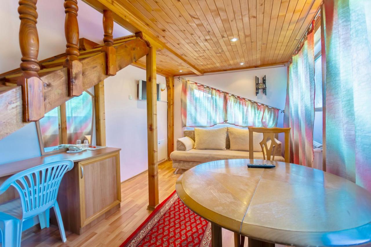 Хотел Галина Палас Srem Exterior foto