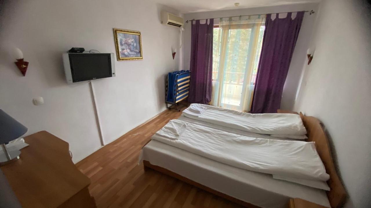 Хотел Галина Палас Srem Exterior foto